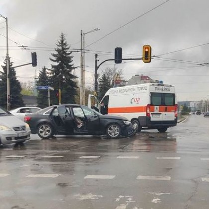Тежка катастрофа в София, пристигнаха медици СНИМКИ