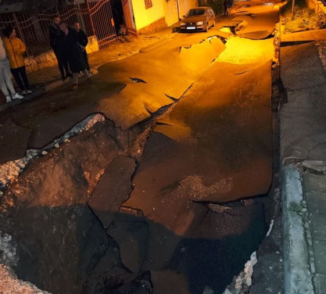 Потоп във Варна: Част от улица пропадна, асфалтът прилича на мокет