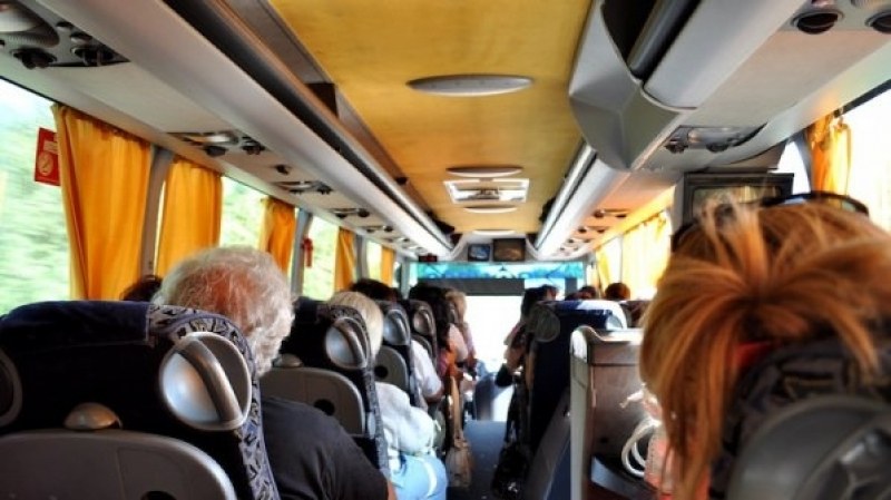 Препълнен автобус: Майка с дете не успяха да се приберат след празниците