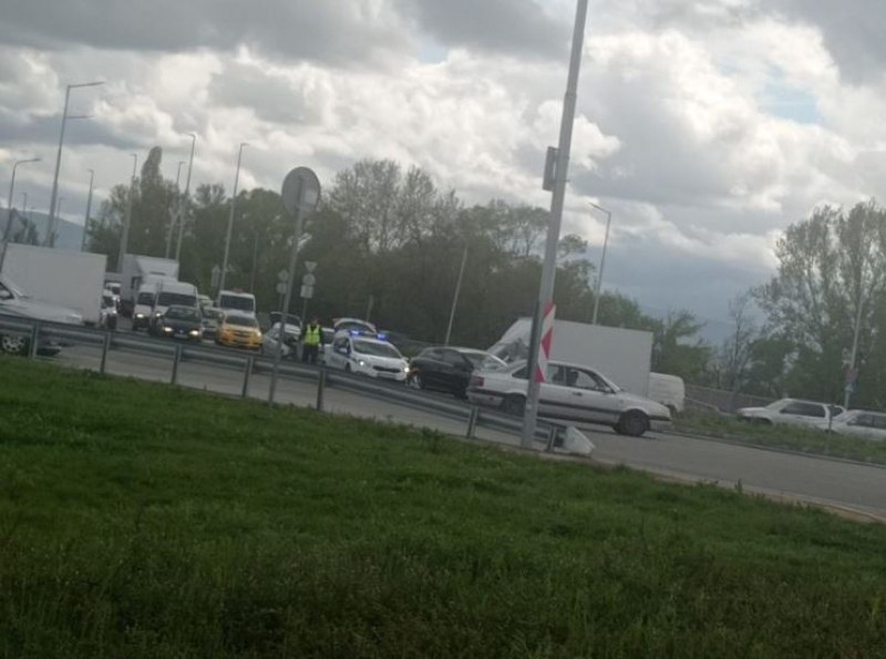 Катастрофа затапи трафика по мост в Пловдив СНИМКА