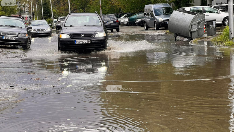 Улица в Пловдив се превърна в езеро след градушката СНИМКИ