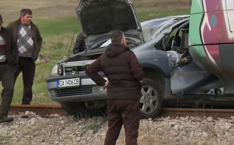 Влак блъсна кола на прелез край Кюстендил СНИМКИ