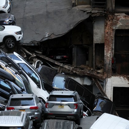 4 етажен паркинг в Ню Йорк се срина Един човек загина