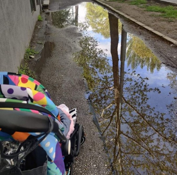 Тротоар, количка и един пролетен дъжд СНИМКА