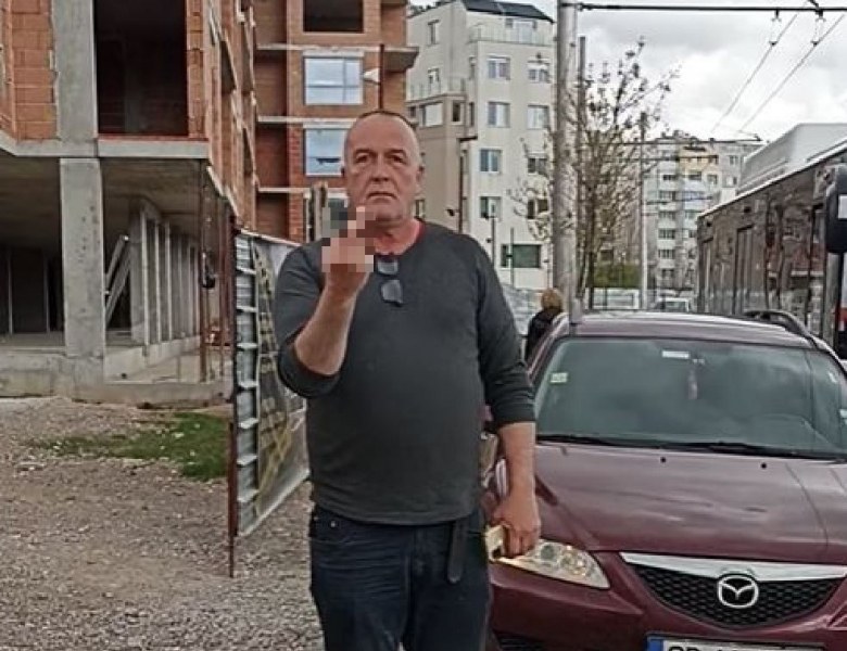 Шофьор сочи среден пръст и обижда жена в София ВИДЕО