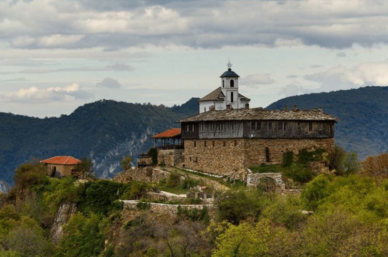 Манастир, дал убежище на Левски, се извисява на скален връх СНИМКИ