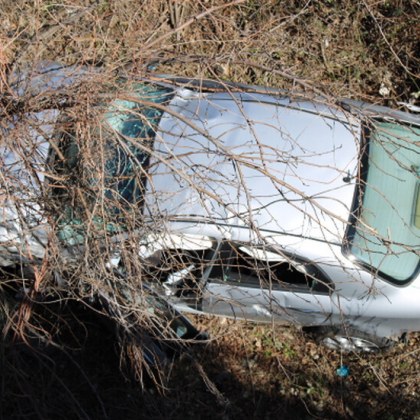 Кола падна в дере в Свиленградско Сигналът за инцидента в