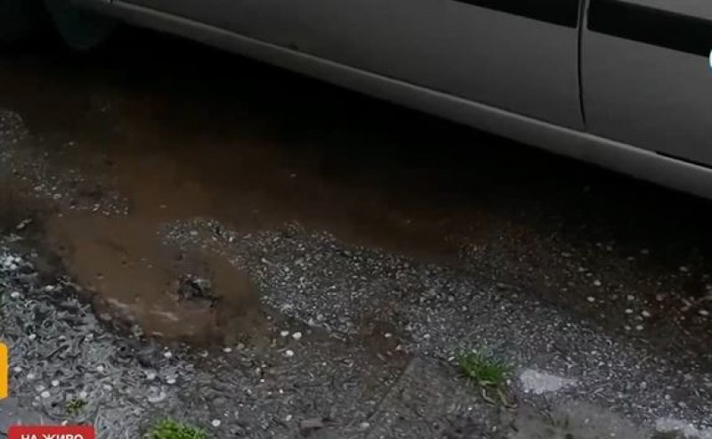 Водопровод се спука в Пловдив, сгради под риск