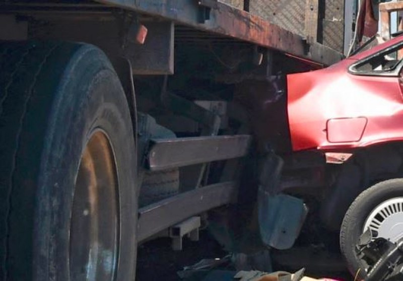 Кола се удари челно в камион, има загинал и ранени