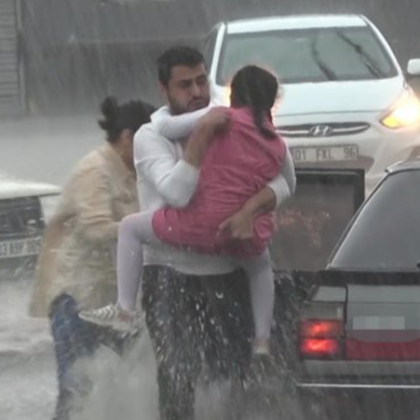 Голяма градушка удари турския град Адана  а след това премина в