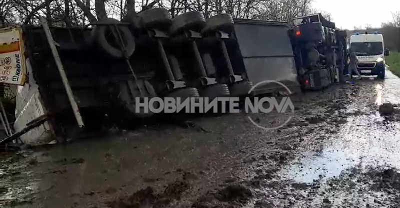 Тир се преобърна на входа на село Гложене