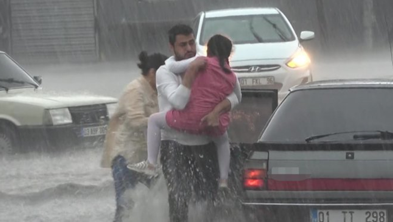 Голяма градушка удари турския град Адана, а след това премина в