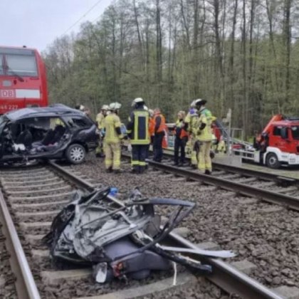 Трима души загинаха при сблъсък на автомобил с влак на