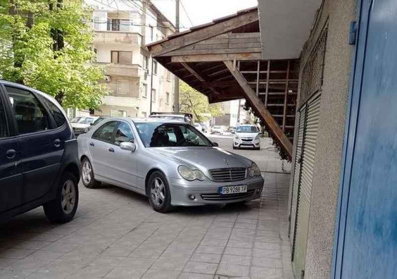 Мерцедес, паркиран по диагонал, възмути асеновградчани СНИМКА