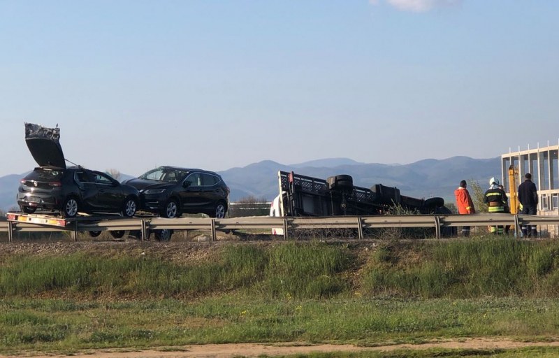 Преобърна се автовоз в София! Пристигнаха медици и пожарникари СНИМКИ*