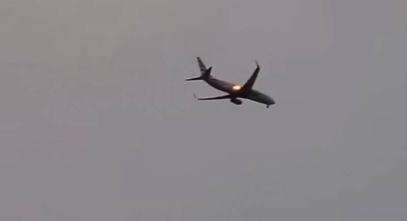 Ужасяващо! Самолет избухна в пламъци във въздуха ВИДЕО