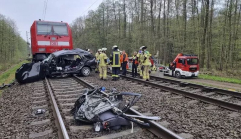 Влак и кола се блъснаха в Германия, трима загинаха
