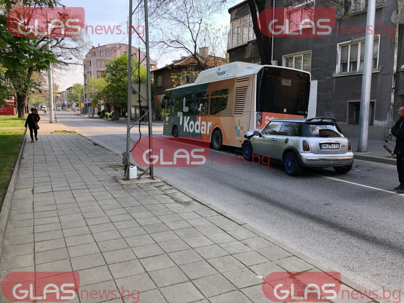 Автобус и кола се блъснаха в Пловдив СНИМКА
