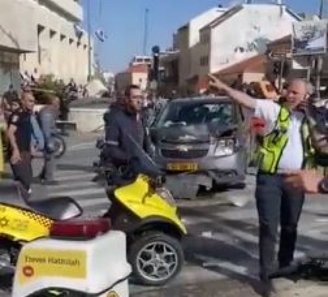 Кола се вряза в група пешеходци, има ранени ВИДЕО