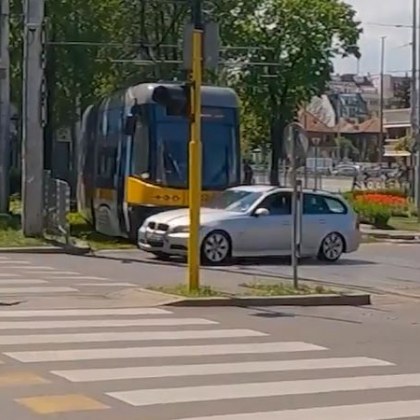 Пореден инцидент с трамвай стана в София Лек автомобил с