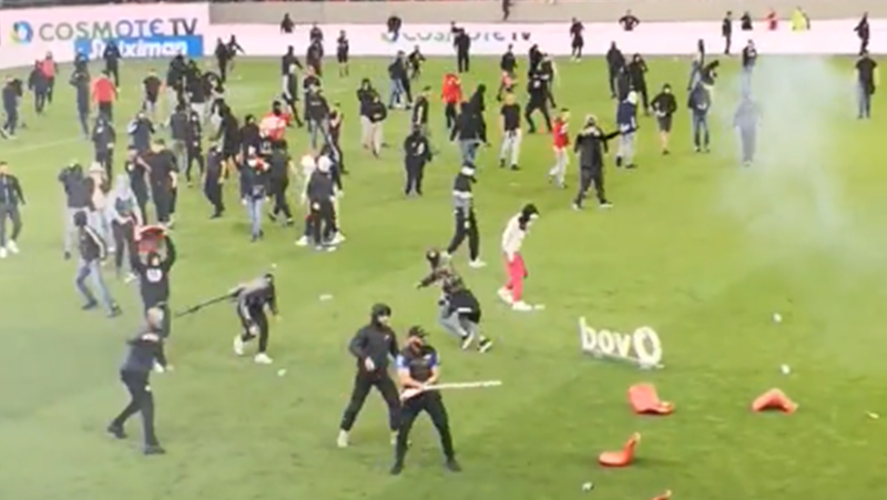 Сблъсъци между фенове и полиция на футболно дерби в Гърция ВИДЕО