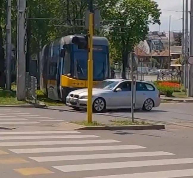 Шофьор на БМВ нито видя, нито чу трамвай в София, блъснаха се ВИДЕО