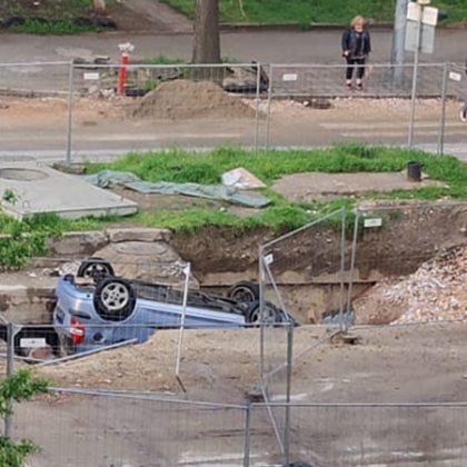 Лек автомобил падна в земен изкоп в Пловдив Снимка споделена в