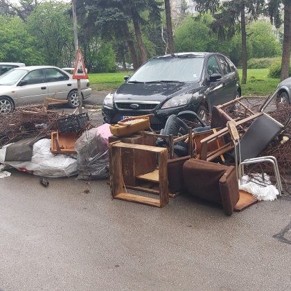 Софиянец завари колата си блокирана Возилото е обградено от изхвърлена