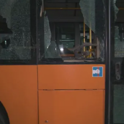 Атака с камъни срещу градския транспорт в София Неизвестни нападнаха автобус