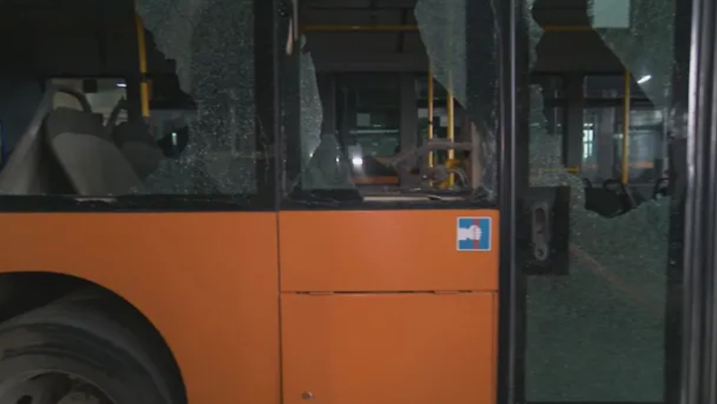 Вандали изпочупиха всички прозорци на автобус, уцелиха шофьора с камък