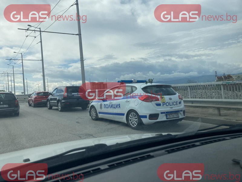 Две коли се блъснаха на надлез в Пловдив  СНИМКИ