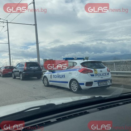 Два автомобила са се ударили на надлез Родопи в Пловдив