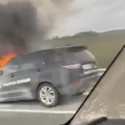 Джип на Гранична полиция избухна в пламъци в движение на АМ Тракия За
