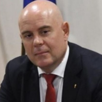 Главният прокурор Иван Гешев и следователят от Националната следствена служба