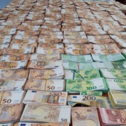 Откриха недекларирана валута за над 475 000 лева