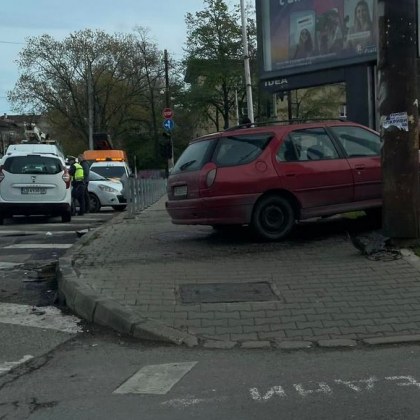 Катастрофа между няколко коли предизвика хаос на кръстовище в София