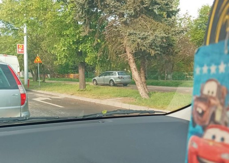 Наглост в Пловдив: Шофьор шпори по тротоара, заобикаля трафика