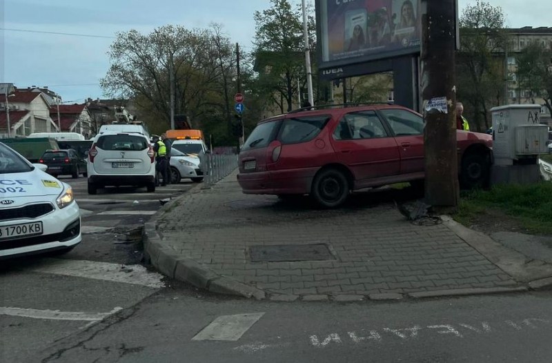 Верижна катастрофа в София, кола се озова на тротоара СНИМКА