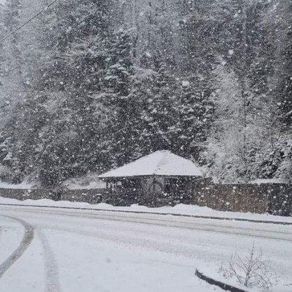Валежи от сняг изненадаха водачите в някои части на страната Пътища