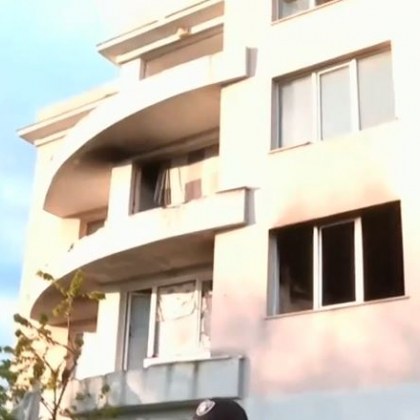 Незаконни обитатели окупираха недовършена жилищна кооперация в София Хора от