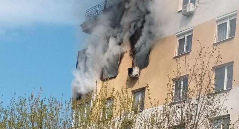 Пожар избухна в жилищен блок ВИДЕО+СНИМКИ