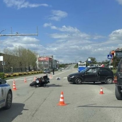Кола блъсна моторист в Казанлък Инцидентът е станал на булевард в