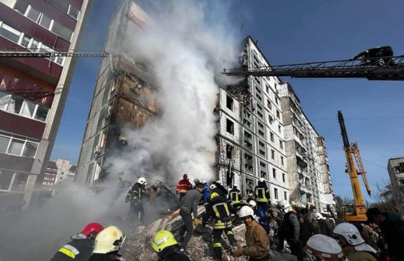Рано в петък руска ракетна атака разруши 9-етажен жилищен блок