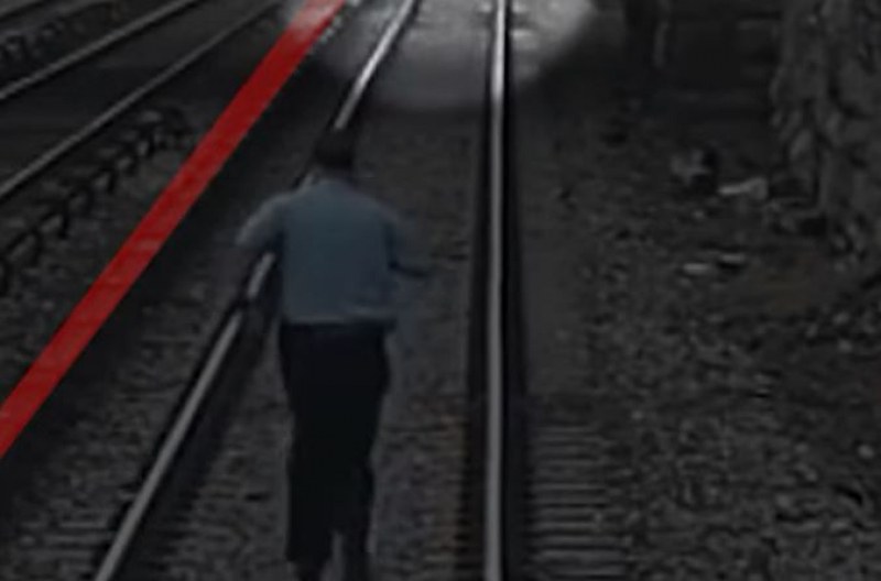 Кондуктор спря влак, за да спаси 3-годишно момче, което се