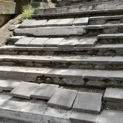 Стълбите които водят до математическата гимназия във Велико Търново приличат