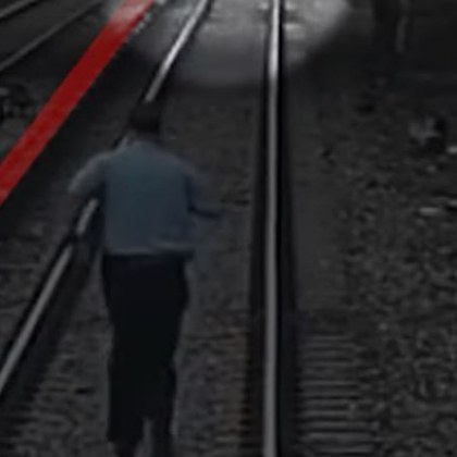 Кондуктор спря влак за да спаси 3 годишно момче което се