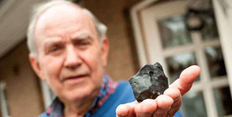Фрагмент от метеорит проби покрива на жилищна сграда в Германия СНИМКИ