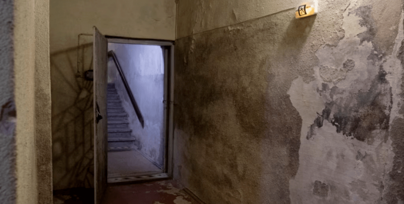 Мъж откри зловеща тайна стая под къщата си СНИМКИ