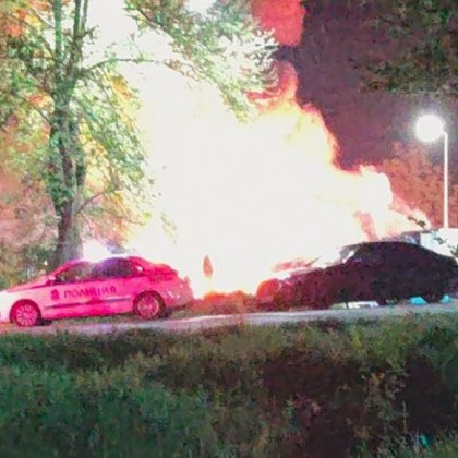 Осем товарни автомобила изгоряха при голям пожар на паркинг между