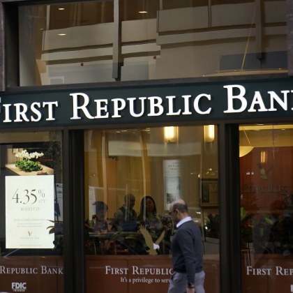 Инвестиционната банка JPMorgan Chase придобива активите на изпадналата в затруднение банка First